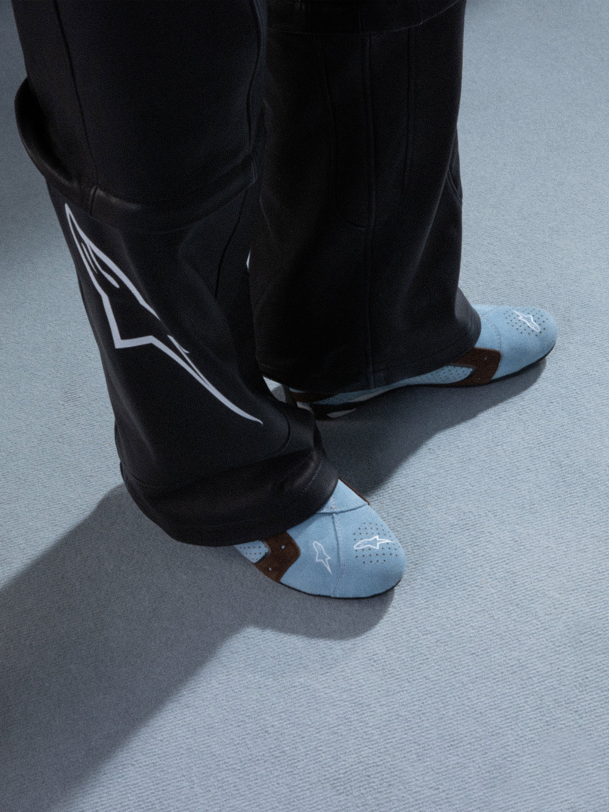 Alpinestars RSRV Starline sko, lyseblå perforerede sneakers med brune stropper, hvidt logo, premium læder, casual motorsport-inspireret fodtøj