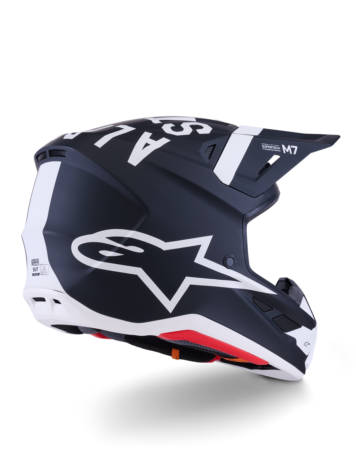 Alpinestars S-M7 Dasher hjelm, motocrosshjelm, mat sort og hvid, trekvart visning bagfra med stort hvidt A-star-logo på siden, tydelig hvid branding på toppen, aerodynamisk skaldesign med synlige ventilationsporte og rød polstring.