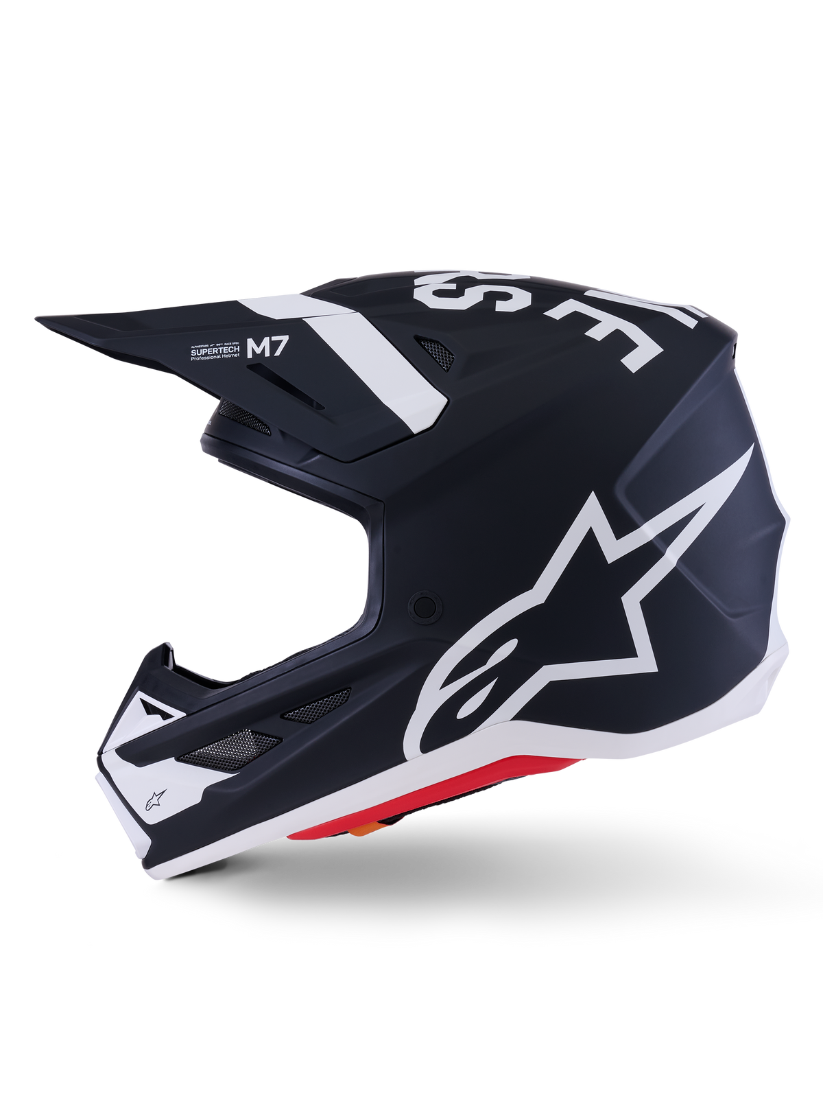 Alpinestars S-M7 Dasher hjelm ECE 22.06, matsort og hvid, sideprofil med stort hvidt Alpinestars-logo, aerodynamisk kompositskal med ventilationsåbninger og rød kant forneden, professionel motocross-hovedbeskyttelse