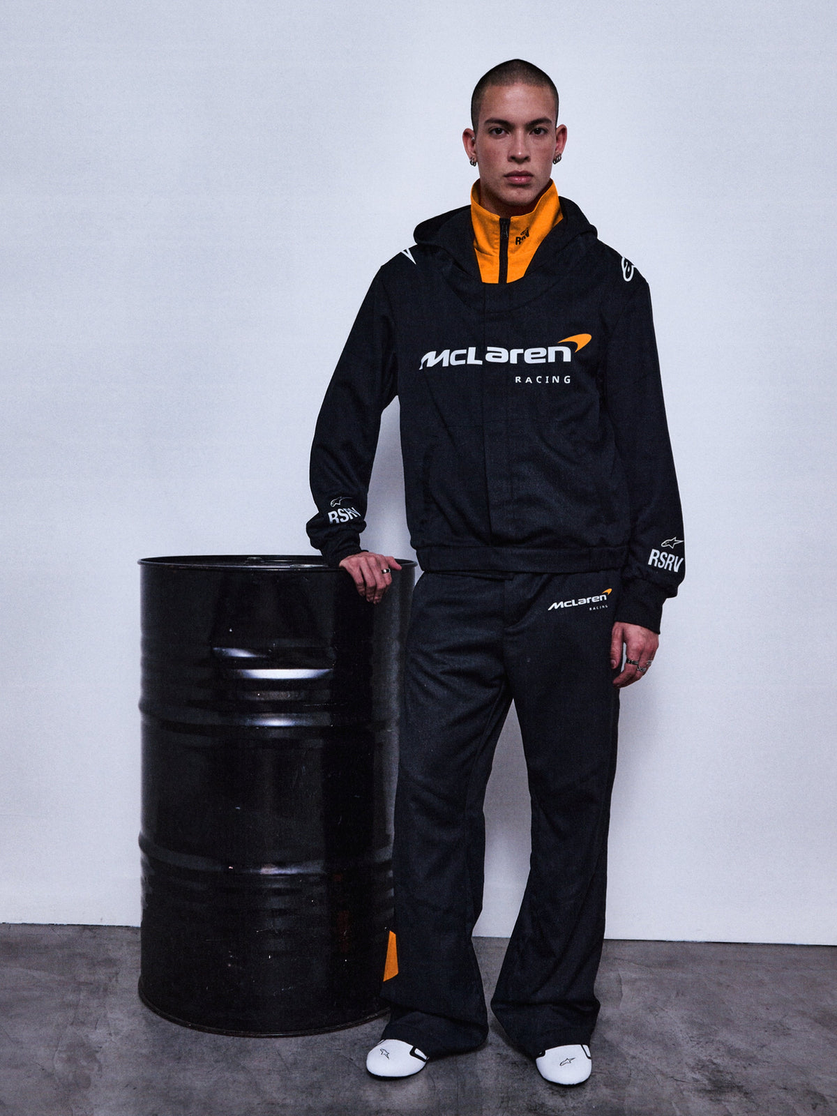 Alpinestars RSRV Arena Suit jakke, sort McLaren Racing samarbejdsjakke med orange foer, premium motorsport streetwear, unisex design