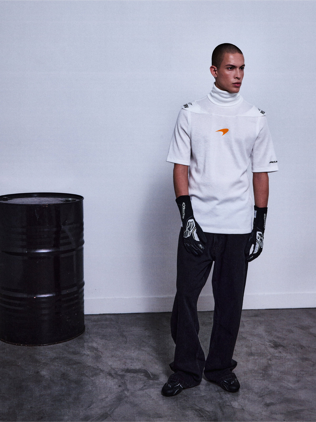 Alpinestars RSRV Pyro kortærmet t-shirt, hvid premium turtleneck med orange logo, unisex streetwear, luksuriøs motorsport-inspireret design