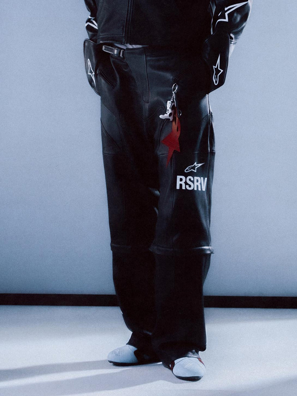 Alpinestars RSRV Neo Bat læderbuks, premium motorcykellæderbuks, sort med hvide detaljer, RSRV-logo, italiensk design, lifestyle streetwear-kollektion
