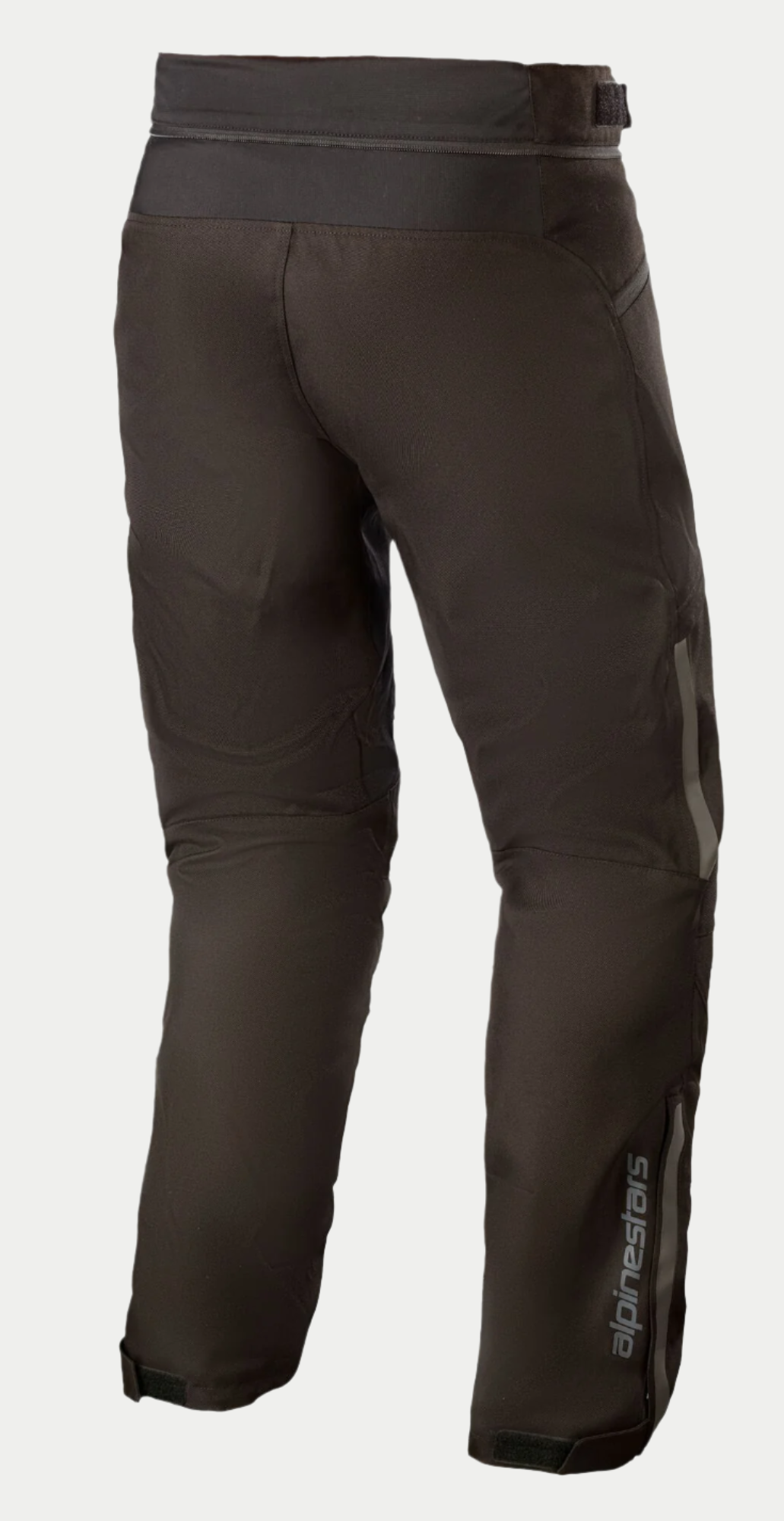Alpinestars AST-1 V2 Vandtætte Bukser - Short, sorte motorcykelbukser, set bagfra med slidstærk tekstilkonstruktion, reflekterende Alpinestars-logo på underbenet, lynlås til sammenkobling i taljen og justerbart velcro-bælte