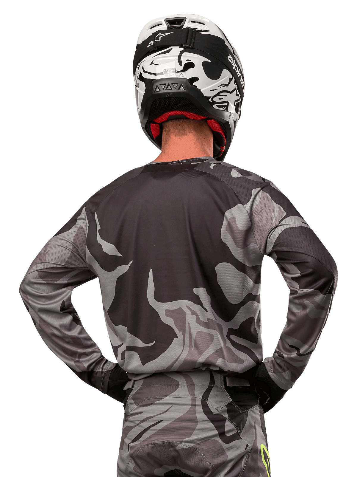 Alpinestars 2024 Racer Tactical jersey, motocross-trøje, Cast Gray Camo Magnet, rygvisning der viser gråt og sort camouflagemønster, båret med matchende bukser og en sort og hvid hjelm, professionelt off-road racerudstyr