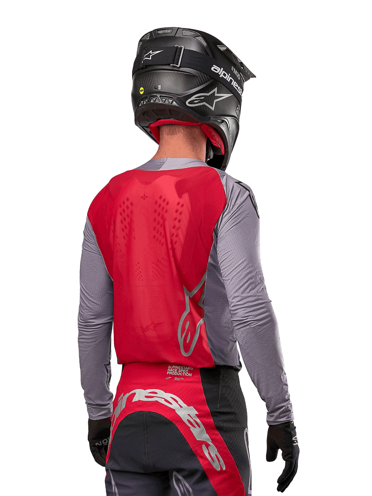 Motocrosskører set bagfra iført Alpinestars 2024 Supertech Dade Jersey i Iron Red Berry og grå, med et åndbart mesh-rygpanel og sølvfarvede logo-detaljer, kombineret med en sort hjelm og matchende racerbukser til professionel off-road ydeevne.