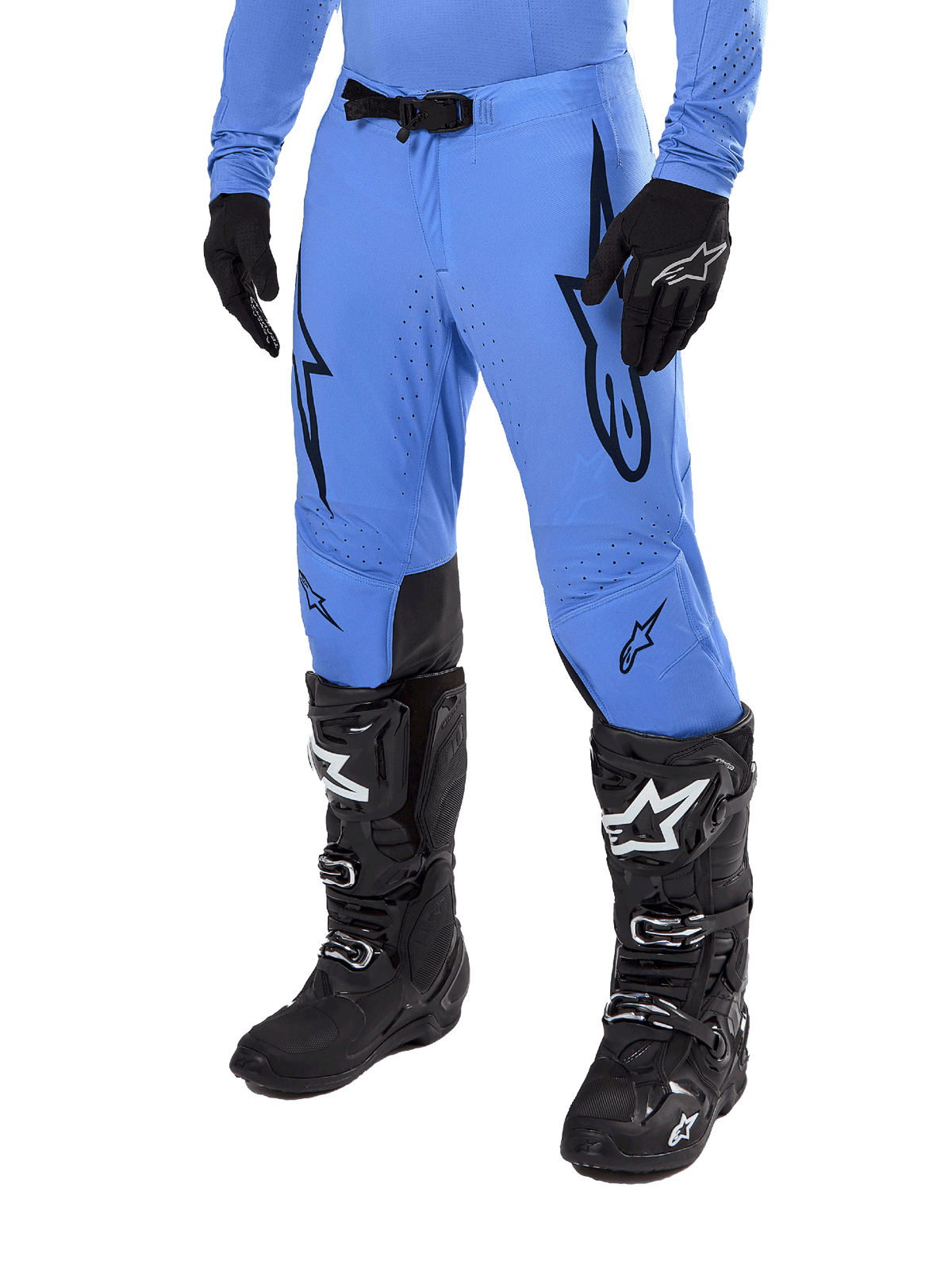 Alpinestars 2024 Supertech Dade bukser, motocross-bukser, lyseblå med sorte grafiske logoer, med ventilerede perforeringer og magnetisk taljespænde, kombineret med sorte tekniske kørestøvler og handsker, professionelt off-road racerudstyr