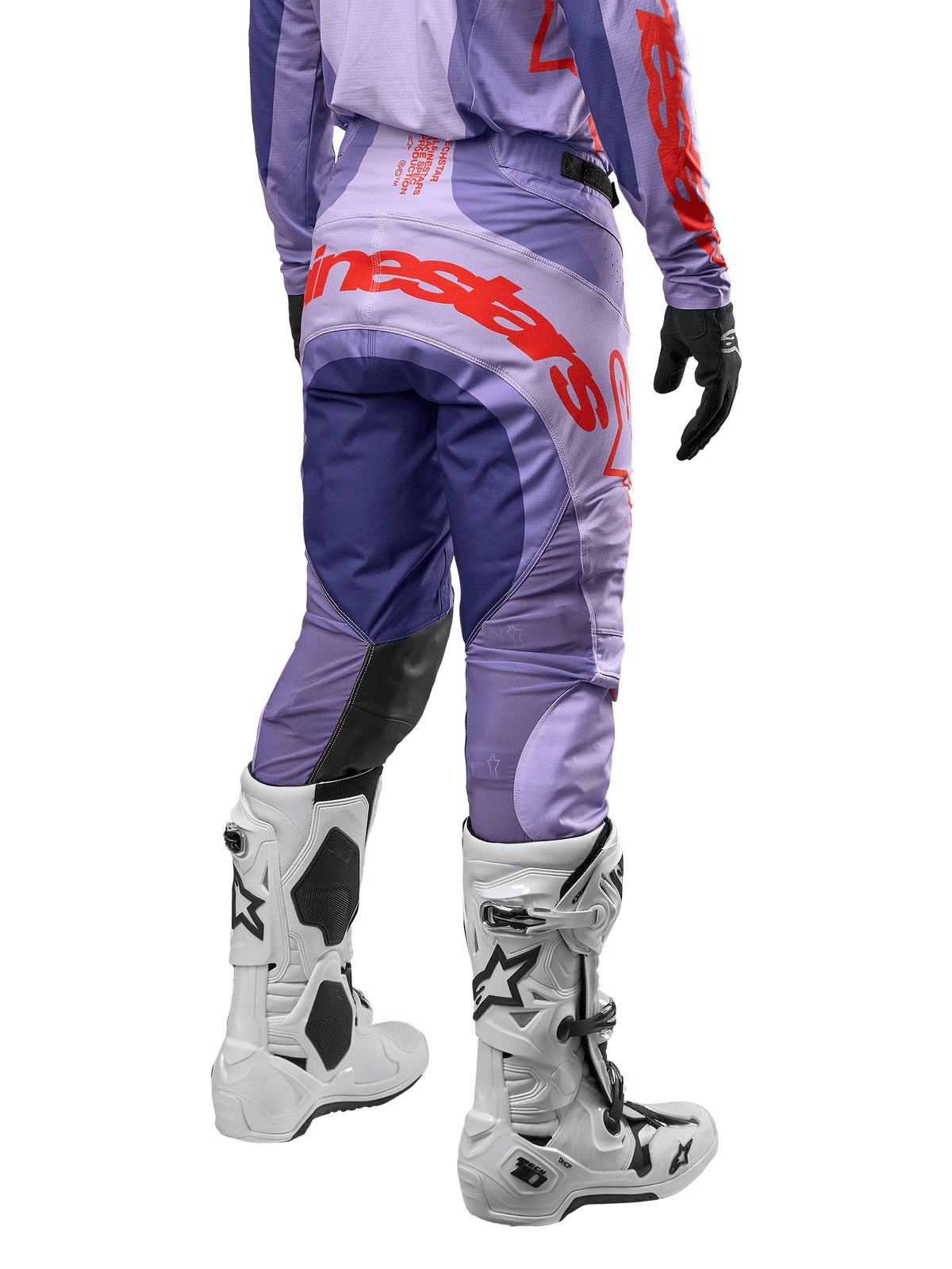 Alpinestars 2024 Techstar Ocuri bukser, motocross off-road bukser, lilla med kraftige orange detaljer, set bagfra, hvide Tech 10 støvler, professionelt racingudstyr til terrænkørsel