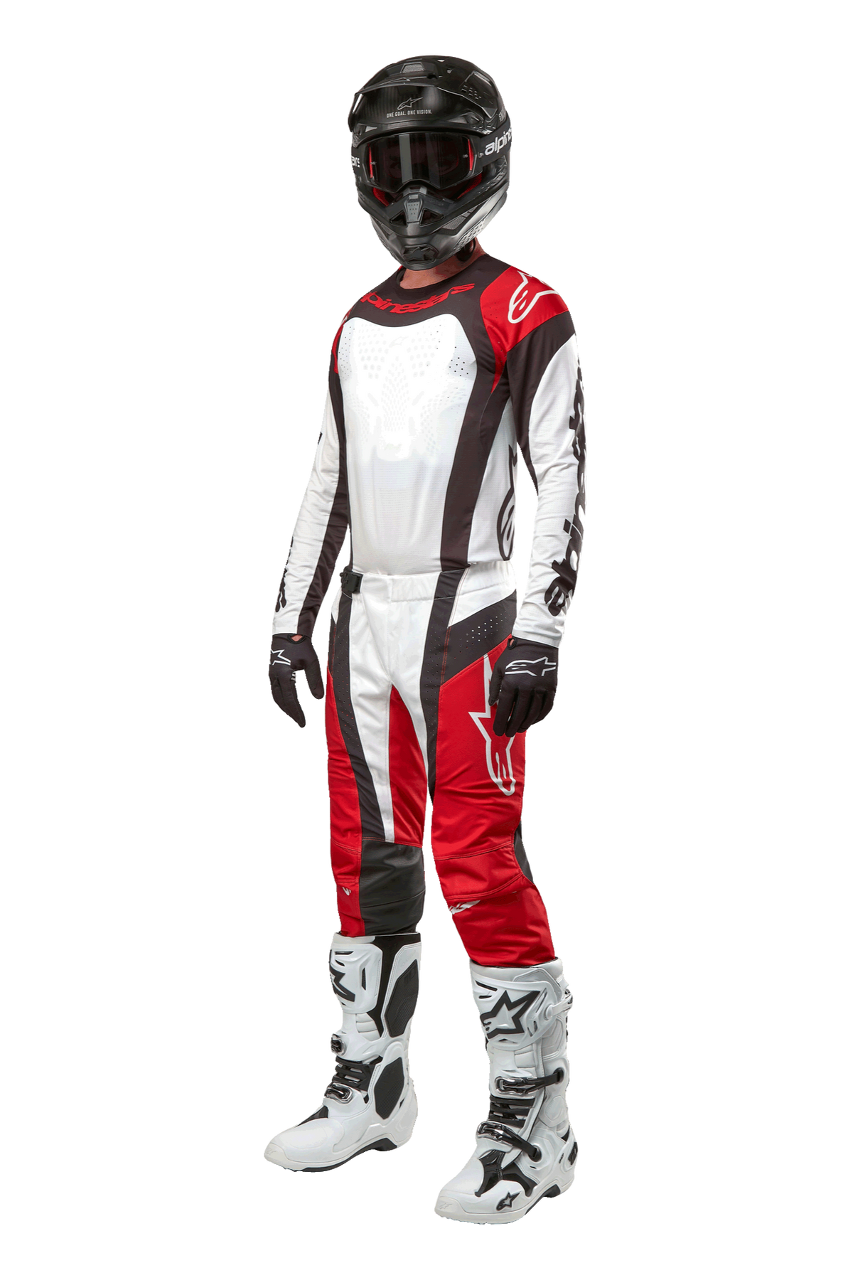 Motocross-rytter iført komplet Alpinestars-udstyr, 2024 Techstar Ocuri-bukser i Mars Red White Black, matchende jersey, sort hjelm med goggles, sort-hvide handsker og hvide motocross-støvler, professionelt off-road raceroutfit
