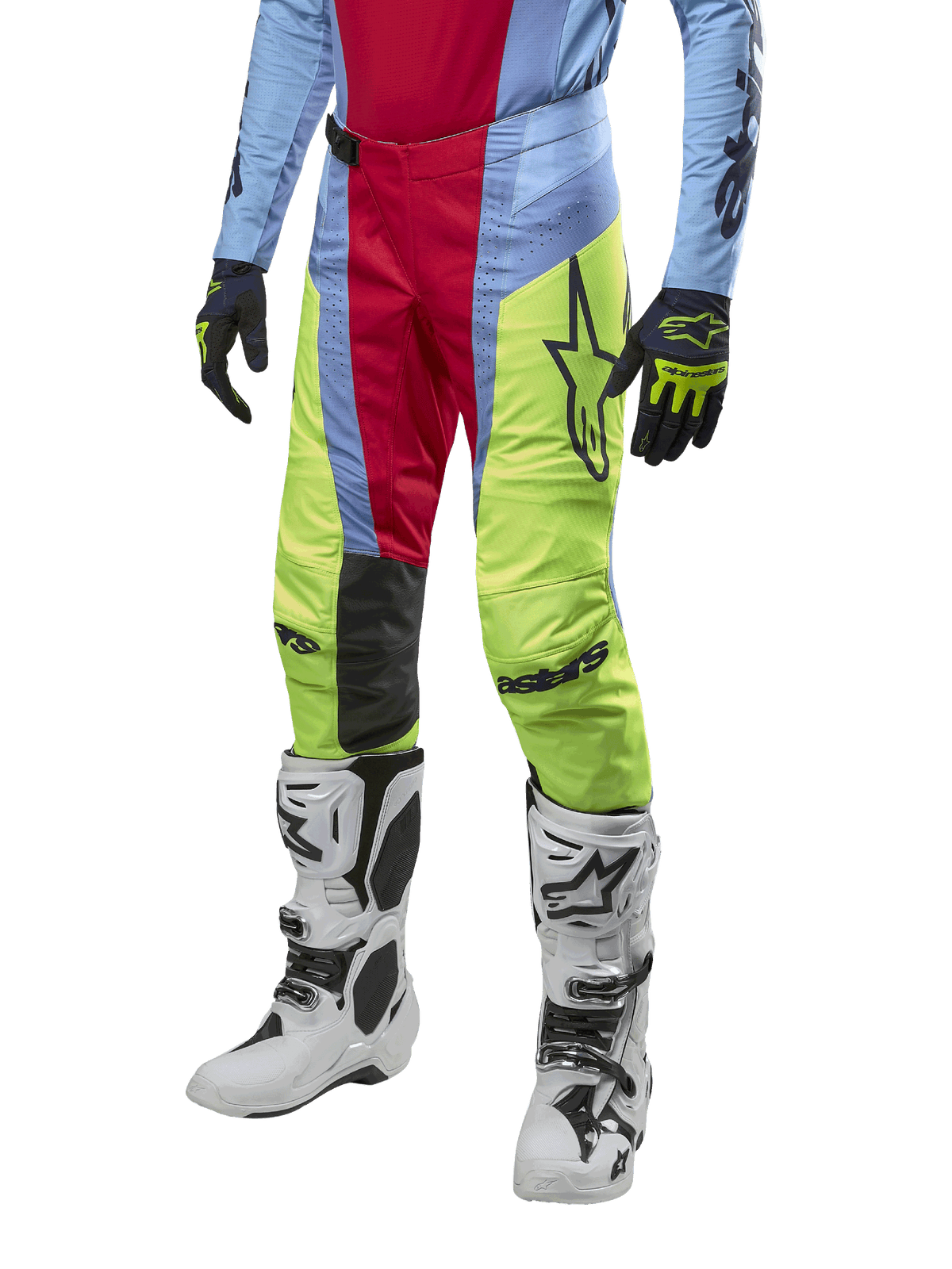 Alpinestars 2024 Techstar Ocuri bukser, motocrossbukser, lyseblå, rød og neongul, båret med matchende udstyr og hvide støvler, med markant Astars-branding og en performance-racerpasform.