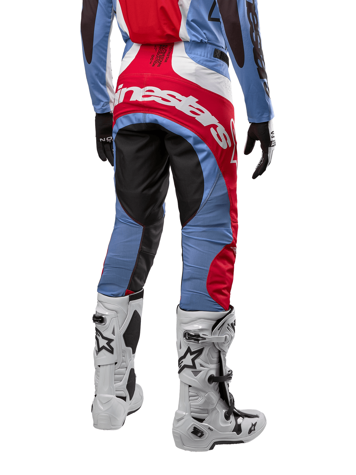 Alpinestars 2024 Techstar Ocuri bukser, motocross-bukser, lyseblå, Mars-rød og hvid, set bagfra hvilket fremhæver det store røde Alpinestars-logo over sædet, båret med hvide racingstøvler og matchende jersey.