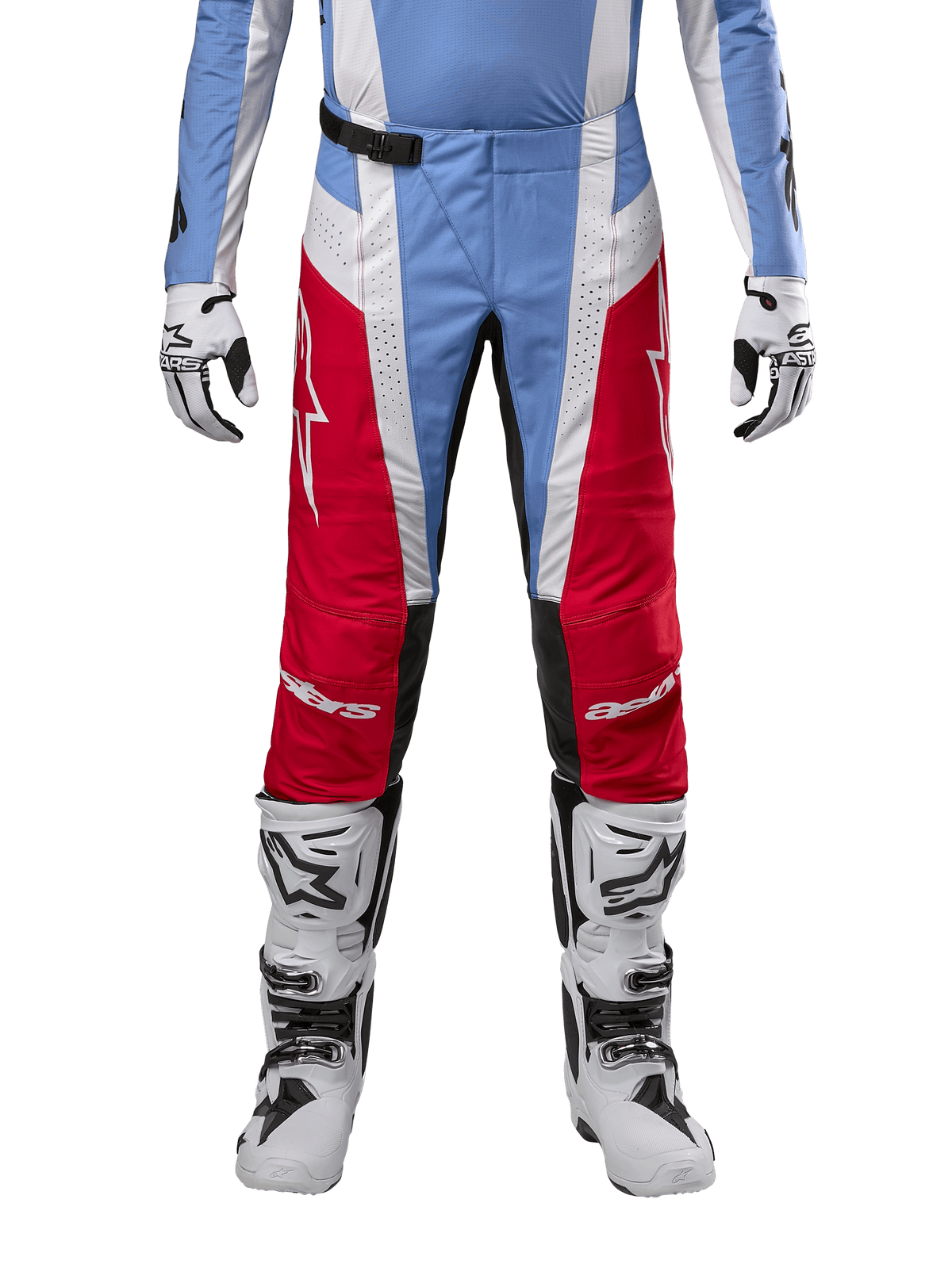 Alpinestars 2024 Techstar Ocuri bukser, motocross-bukser, lyseblå, Mars rød og hvid, set forfra fra taljen og ned, kombineret med hvide og sorte motocross-støvler og -handsker, teknisk udstyr designet til højtydende terrænkørsel.