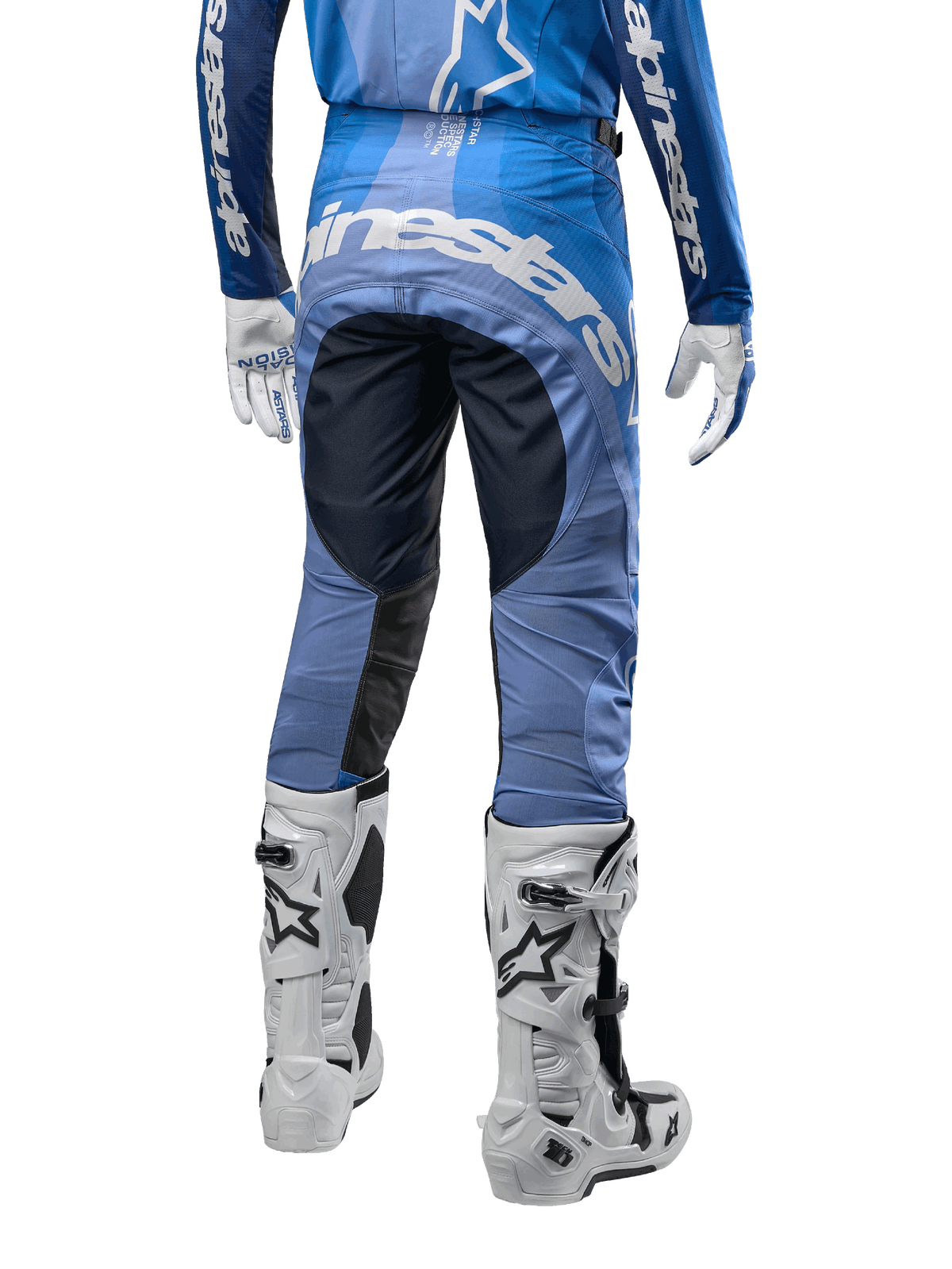 Alpinestars 2024 Techstar Pneuma bukser, motocross-bukser, mørkeblå og lyseblå, set bagfra med markant hvid branding på bagen og forstærkede sorte paneler, kombineret med hvide Tech 10 motocross-støvler