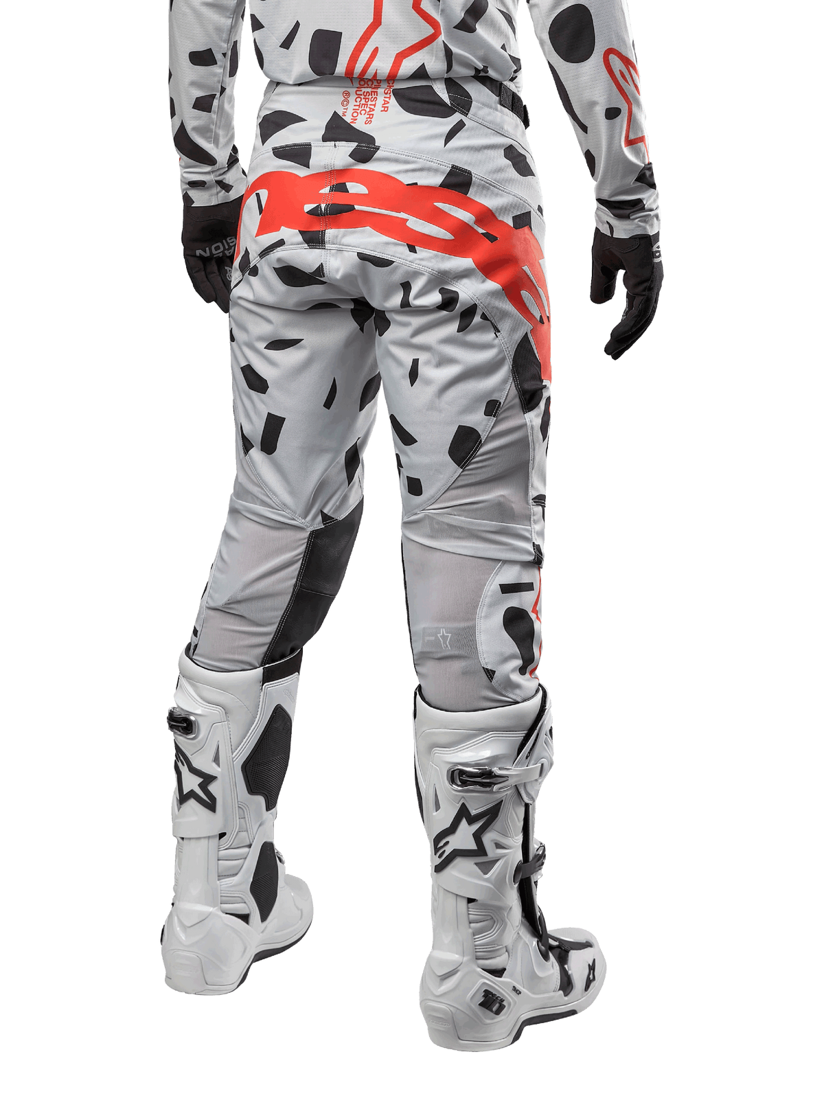 Alpinestars 2024 Techstar Rantera bukser, motocross-bukser, Haze Gray Camo, med sorte camouflagemønstre og et stort rødt Alpinestars-logo på sædet, set bagfra båret med hvide støvler og matchende racerudstyr