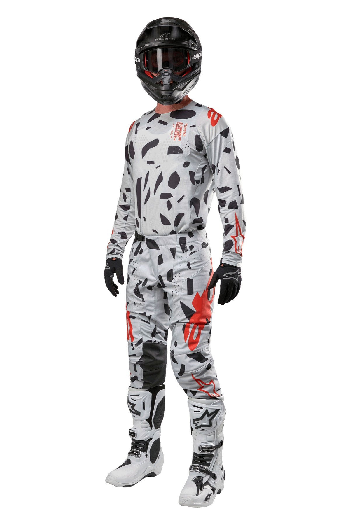 Alpinestars 2024 Techstar Rantera bukser, motocross-bukser, Haze Gray Camo, båret med matchende trøje, sort hjelm og hvide og sorte støvler, med sorte abstrakte mønstre og røde detaljer, komplet terrænkørselsudstyr