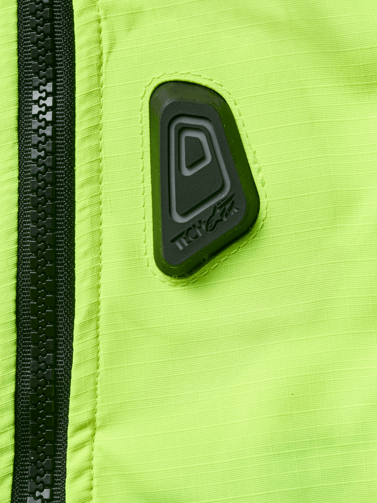 Alpinestars Tech-Air® 3 V2 System, motorcykel-airbagvest, nærbillede af gult fluo vandafvisende stof med sort lynlås, sort gummieret Tech-Air-logomærke, sikkerhedsudstyr med høj synlighed