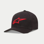 Alpinestars Ageless Curve Hat, sort og rød baseballkasket, med et fremhævet 3D-broderet rødt logo på forsiden, buet skygge i twill-stof, afslappet motorsport-inspireret hovedbeklædning
