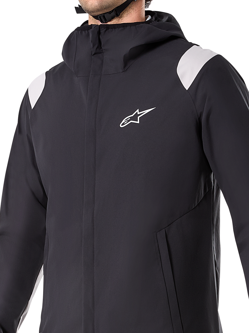 Alpinestars A-Dura Rain Jacket, sort vandtæt cykeljakke med hætte, 2,5-lags materiale, hvidt logo på brystet og hvide detaljer på skuldrene, front YKK-lynlås og mesh-forede lommer, designet til mountainbike og beskyttelse i al slags vejr
