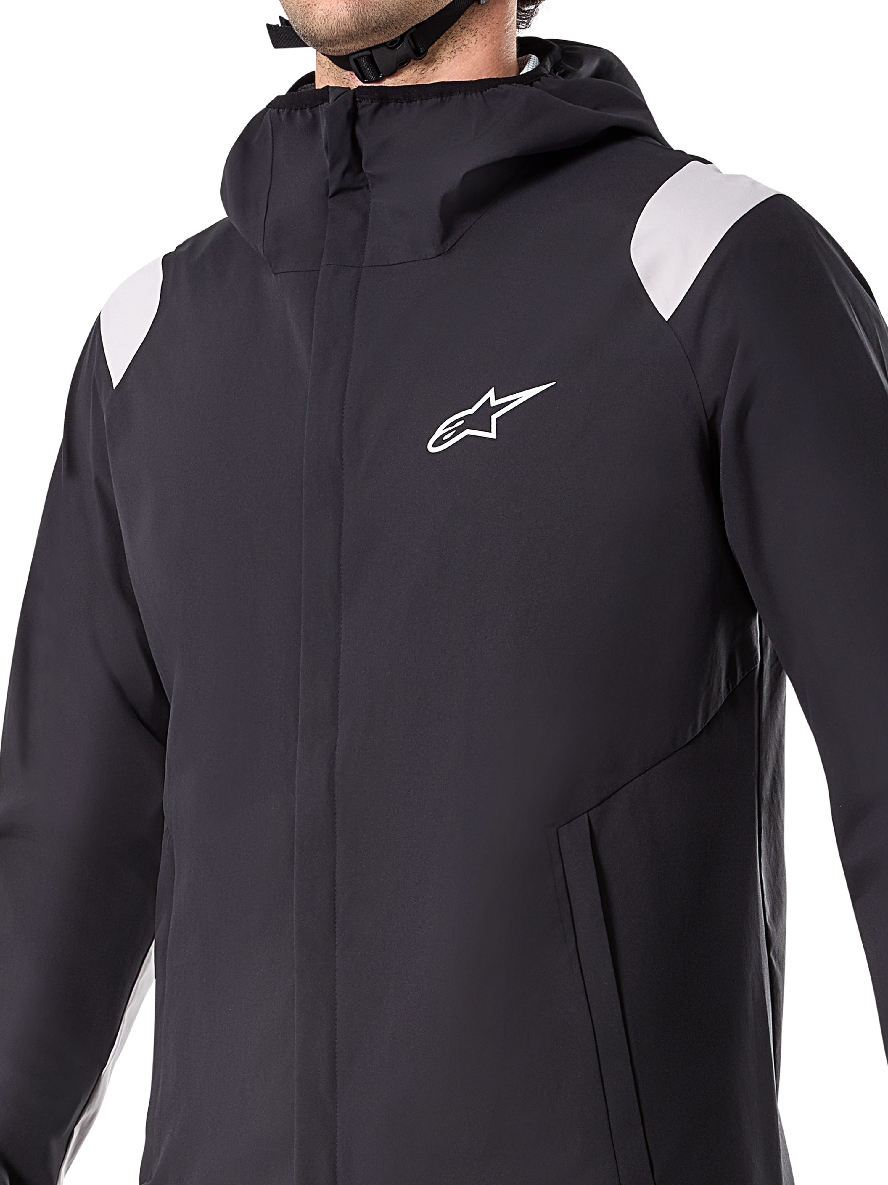 Alpinestars A-Dura Rain Jacket, sort vandtæt cykeljakke med hætte, 2,5-lags materiale, hvidt logo på brystet og hvide detaljer på skuldrene, front YKK-lynlås og mesh-forede lommer, designet til mountainbike og beskyttelse i al slags vejr