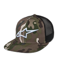 Alpinestars Corp Trucker kasket, grøn camouflage og sort, camouflagemønster med hvidt broderet A-star logo, sorte mesh-paneler bagpå, flad skygge, afslappet lifestyle-hovedbeklædning