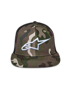Alpinestars Corp Trucker kasket, grøn camouflage og sort, trucker-kasket med flad skygge og mesh-bagside, hvidt broderet Alpinestars-logo på forsiden, afslappet motorsport-streetwear
