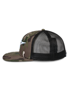Alpinestars Corp Trucker kasket, sideprofil, grøn camouflage twill-front og flad skygge, sort mesh-bagside, hvidt broderet Astars-logo, afslappet motorsport-streetwear