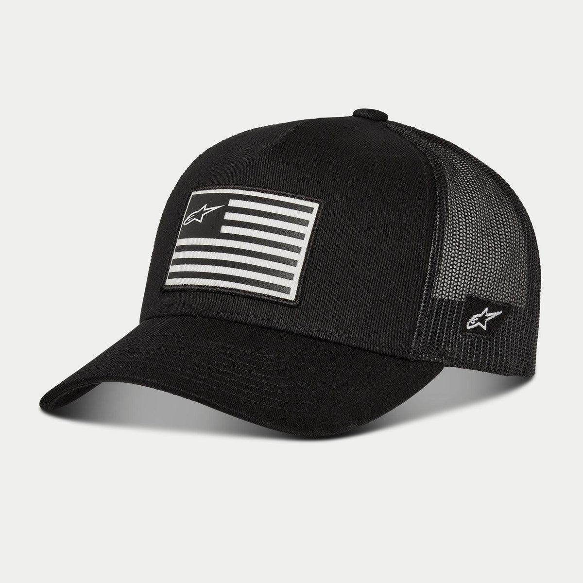 Alpinestars Flag Snapback kasket, sort, baseballkasket med sort mesh-bagside og buet skygge, trykt flag-patch foran med Alpinestars-logo, broderet logo på siden, afslappet motorsport-inspireret hovedbeklædning