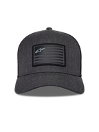 Alpinestars Flag Snapback kasket, mørkegrå meleret og sort, set forfra med struktureret krone og buet skygge, rektangulært flag-inspireret mærke med Alpinestars logo og striber, afslappet motorsport streetwear