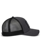 Alpinestars Flag Snapback kasket i Charcoal Heather Black, set fra siden, buet skygge, struktureret twill-frontpanel med merrow-patch og åndbar mesh-bagside i polyester.