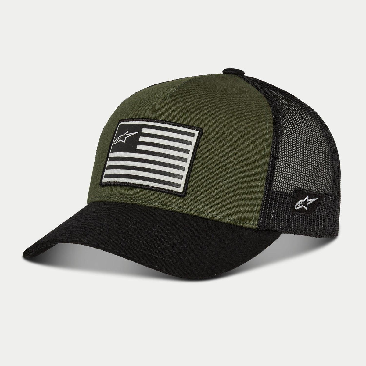 Alpinestars Flag Snapback kasket, Military Black, olivengrønt frontpanel med sort buet skygge og sort mesh-bagside, flag-mærke med logo på forsiden og broderi på siden, afslappet motorsport-inspireret streetwear