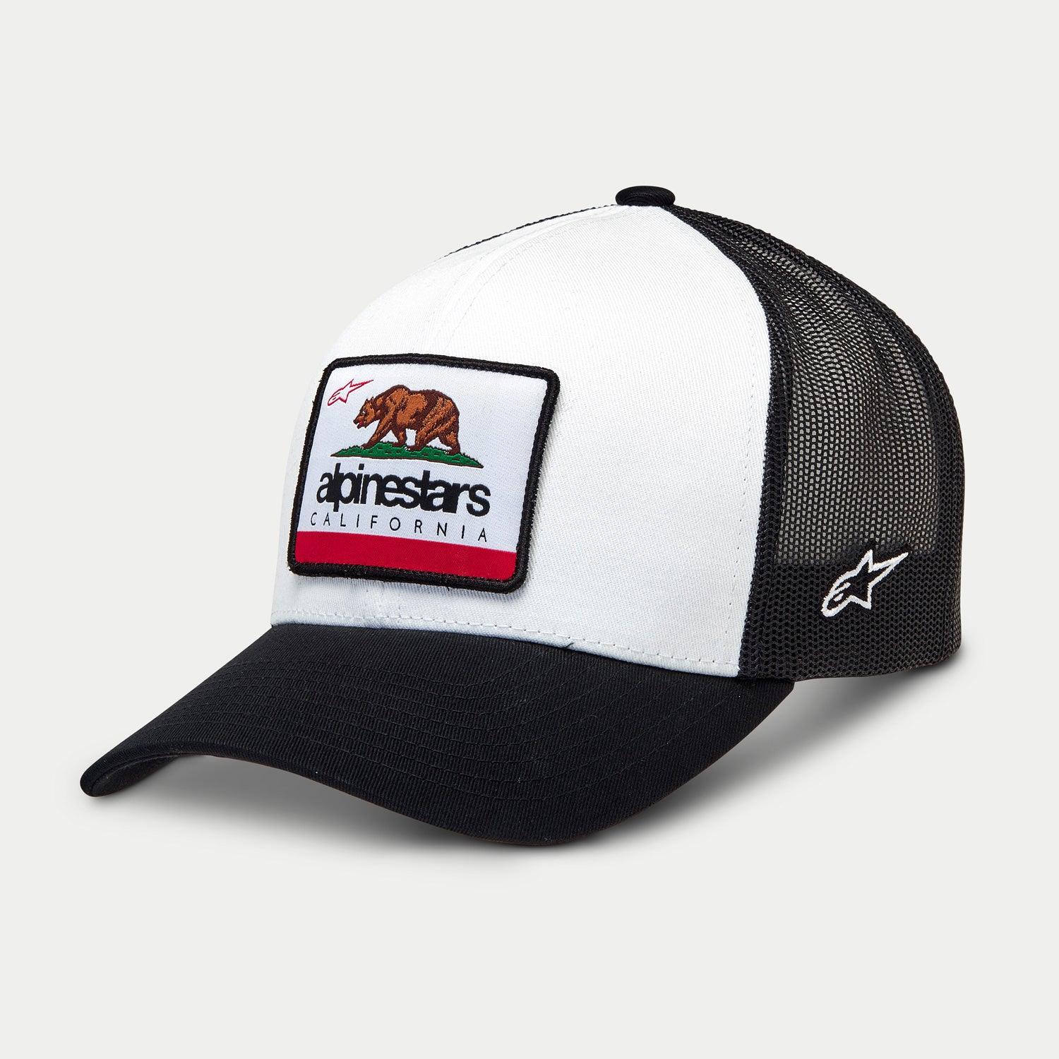 Alpinestars Cali 2.0 kasket, trucker-kasket, hvid og sort, med et vævet California-bjørnepatch og Alpinestars-branding, struktureret krone, sort buet skygge og bagside i mesh, afslappet motorsports-hovedbeklædning