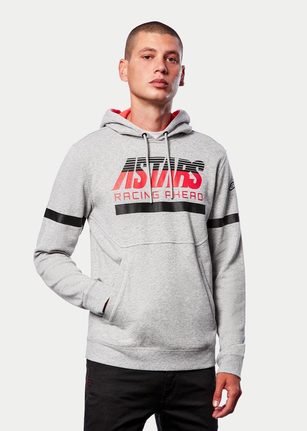 Alpinestars Club Hoodie, afslappet streetwear, gråmeleret med rødt jersey-for i hætten, ASTARS RACING AHEAD-grafik, sorte vandrette striber på bryst og ærmer, motorsportsinspireret fleece-pullover