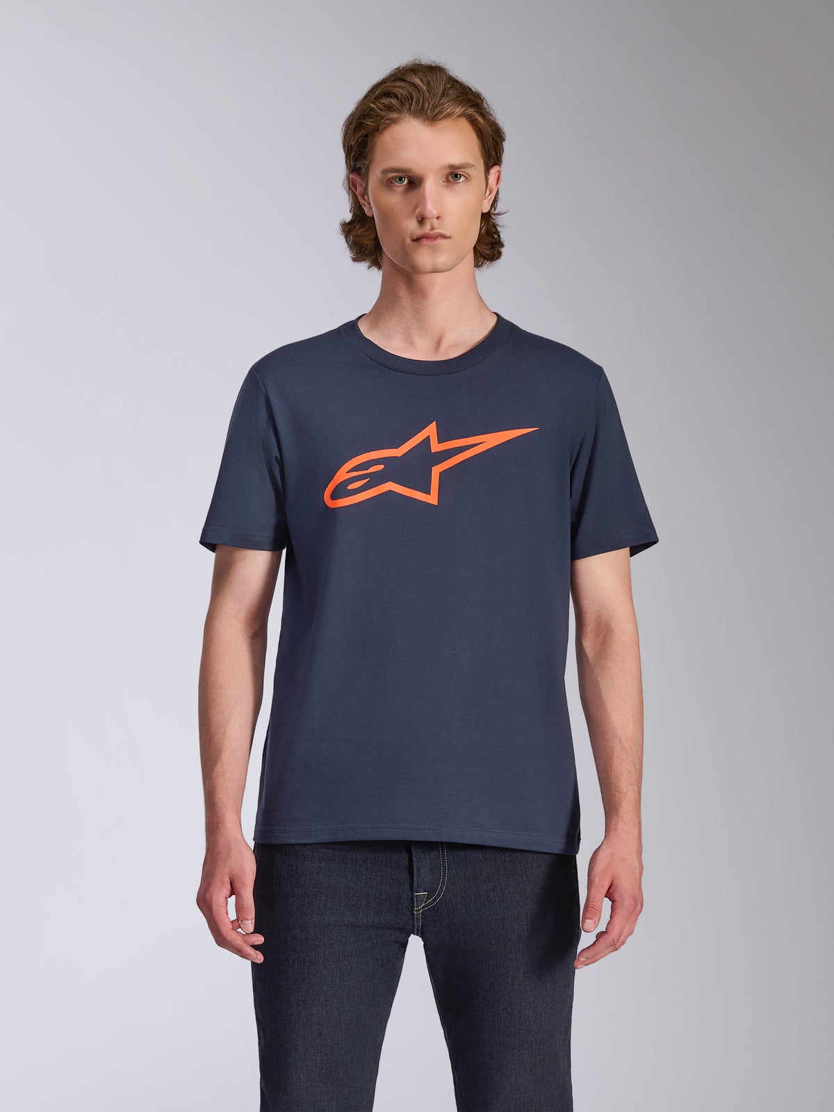 Alpinestars Ageless 2.0 CSF Tee, kortærmet t-shirt, navyblå med orange logo, MX-hjelm grafik på fronten, afslappet motorsportsinspireret streetwear