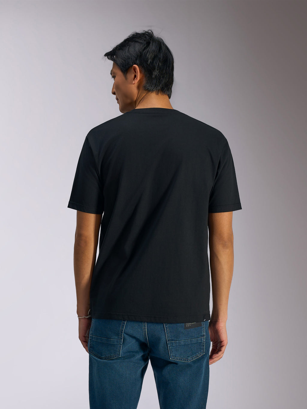 Alpinestars Ageless Shadow CSF Tee, kortærmet T-shirt, sort, set bagfra på model, enkelt design med afslappet streetwear-pasform