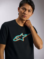 Alpinestars Ageless Shadow CSF Tee, kortærmet t-shirt, sort med turkis og orange shadow-logo, båret af model, afslappet motorsport-inspireret streetwear