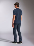 Alpinestars Ageless Shadow CSF Tee, kortærmet T-shirt, navyblå, set bagfra på model, båret med mørke denimjeans og sorte sneakers, casual lifestyle-streetwear