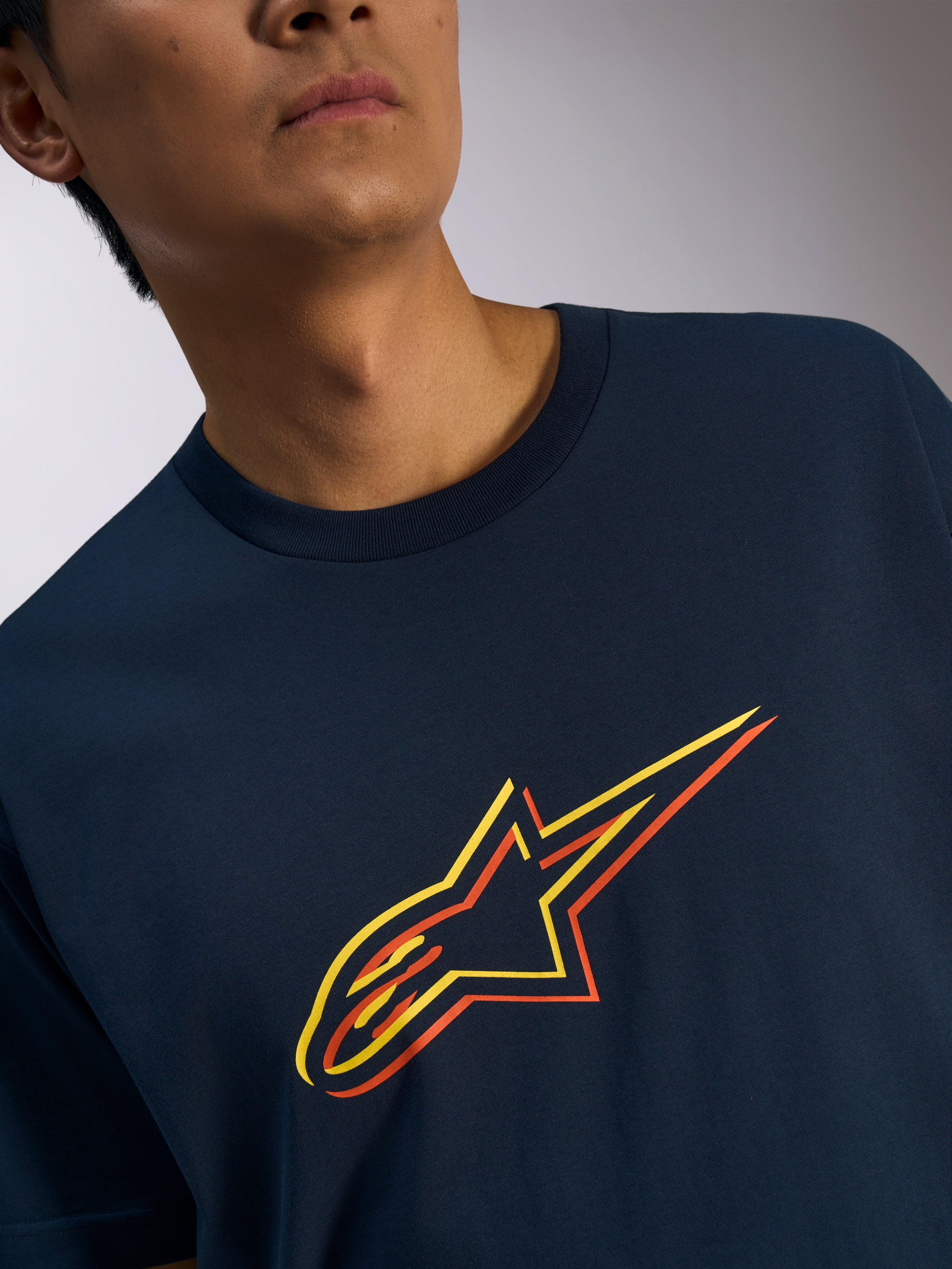 Alpinestars Ageless Shadow CSF Tee, kortærmet T-shirt, navyblå, orange og gul shadow stjerne-logografik, afslappet motorsport-inspireret streetwear