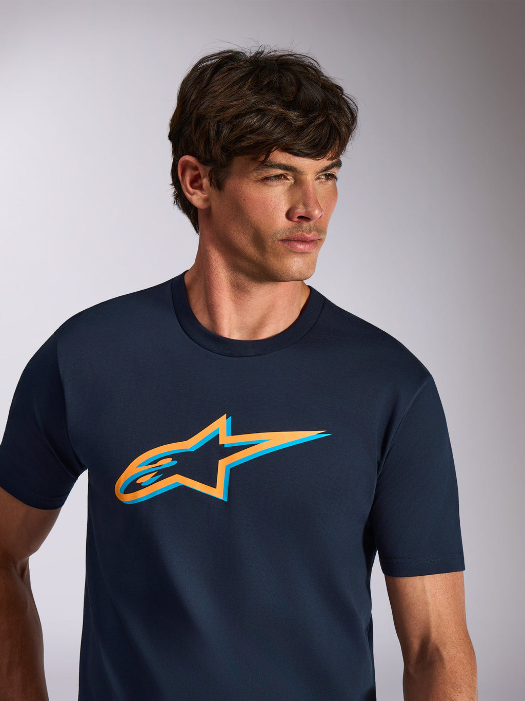 Alpinestars Ageless Shadow CSF Tee, kortærmet t-shirt, navyblå med orange og lyseblåt Astars-logo, afslappet motorsport streetwear