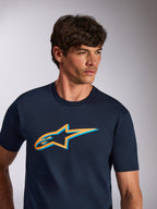 Alpinestars Ageless Shadow CSF Tee, kortærmet t-shirt, navyblå med orange og lyseblåt Astars-logo, afslappet motorsport streetwear