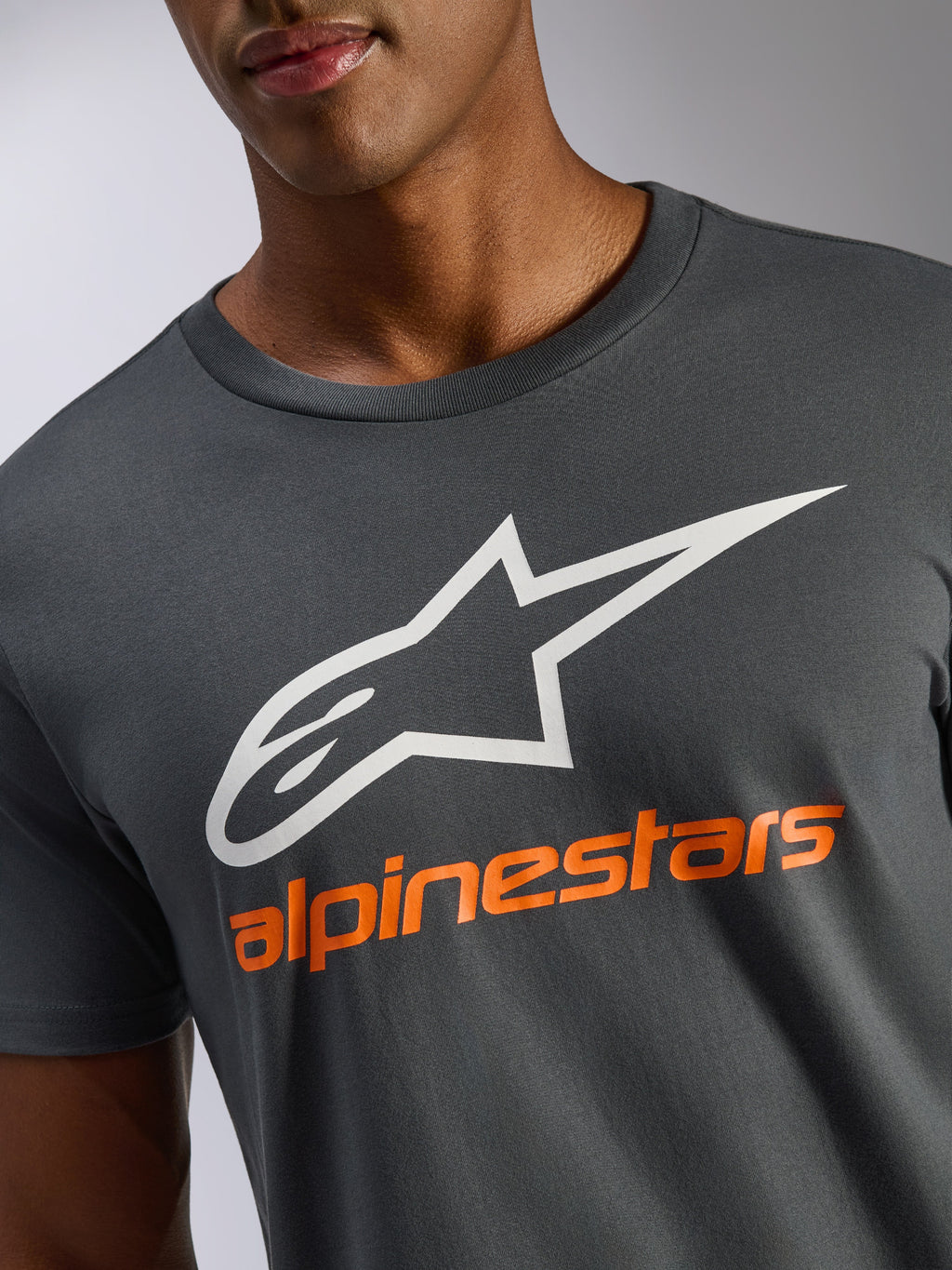 Alpinestars Always 2.0 CSF Tee, kortærmet t-shirt, koksgrå, hvidt A-star logo og orange Alpinestars-skrift, afslappet motorsport-streetwear