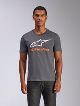 Alpinestars Always 2.0 CSF Tee, kortærmet t-shirt, koksgrå, stort hvidt A-star logo med orange Alpinestars tekstlogo, båret af en mand, casual motorsport streetwear