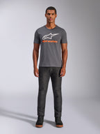 Alpinestars Always 2.0 CSF Tee, kortærmet t-shirt, koksgrå med hvidt logo og orange tekst, båret af model med mørke jeans, afslappet motorsport streetwear