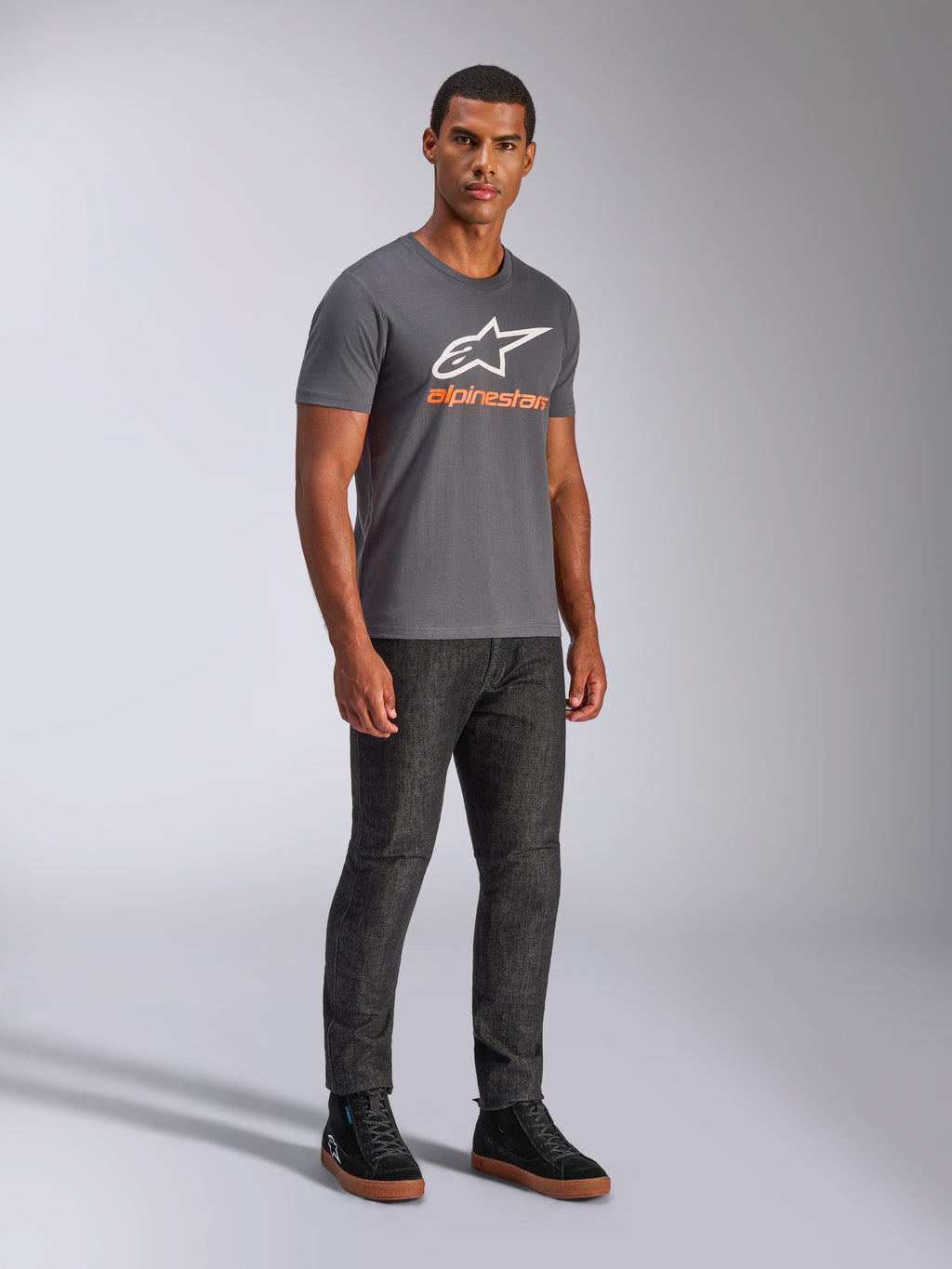 Alpinestars Always 2.0 CSF Tee, kortærmet t-shirt, koksgrå, hvidt A-star logo med orange branding, afslappet motorsport-streetwear båret med mørke jeans og sorte sneakers