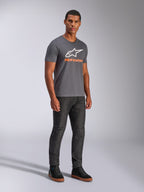 Alpinestars Always 2.0 CSF Tee, kortærmet t-shirt, koksgrå, hvidt A-star logo med orange branding, afslappet motorsport-streetwear båret med mørke jeans og sorte sneakers