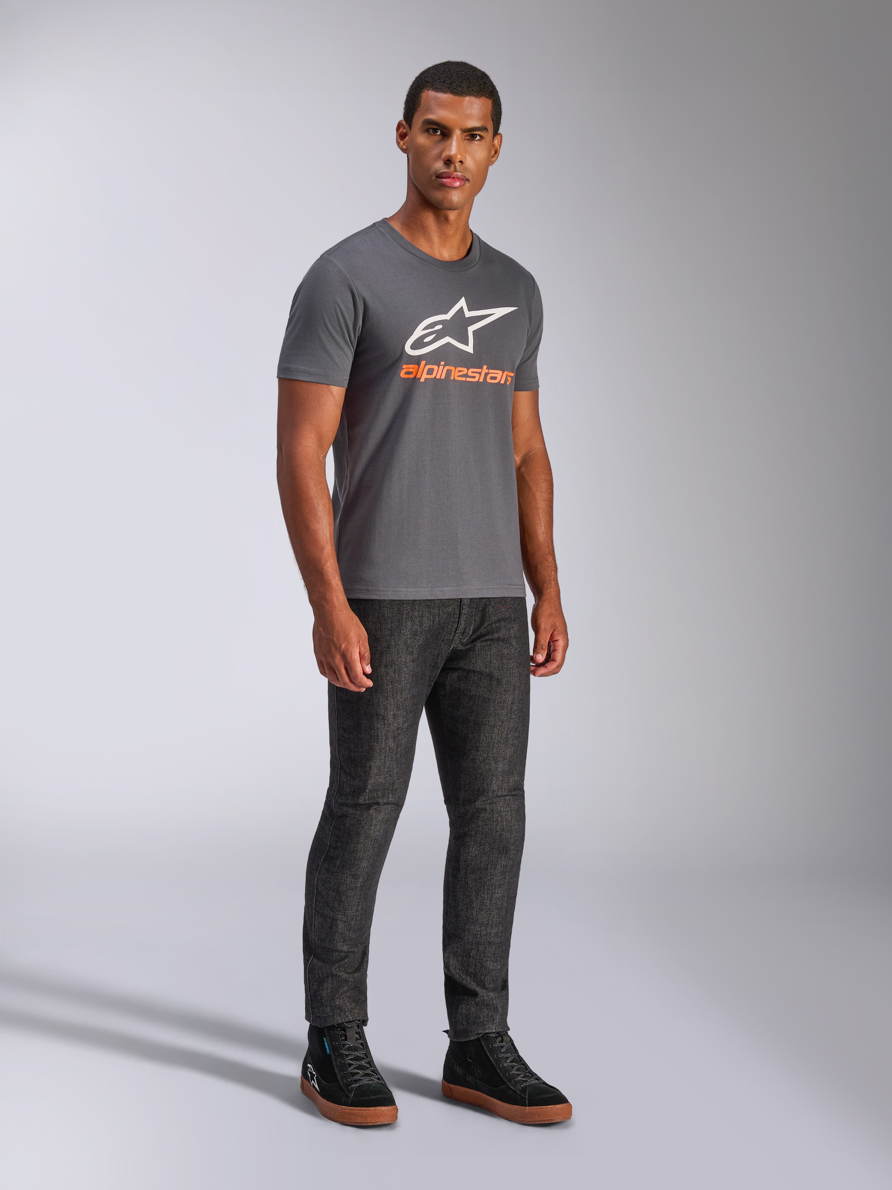 Alpinestars Always 2.0 CSF Tee, kortærmet t-shirt, koksgrå, hvidt A-star logo med orange branding, afslappet motorsport-streetwear båret med mørke jeans og sorte sneakers