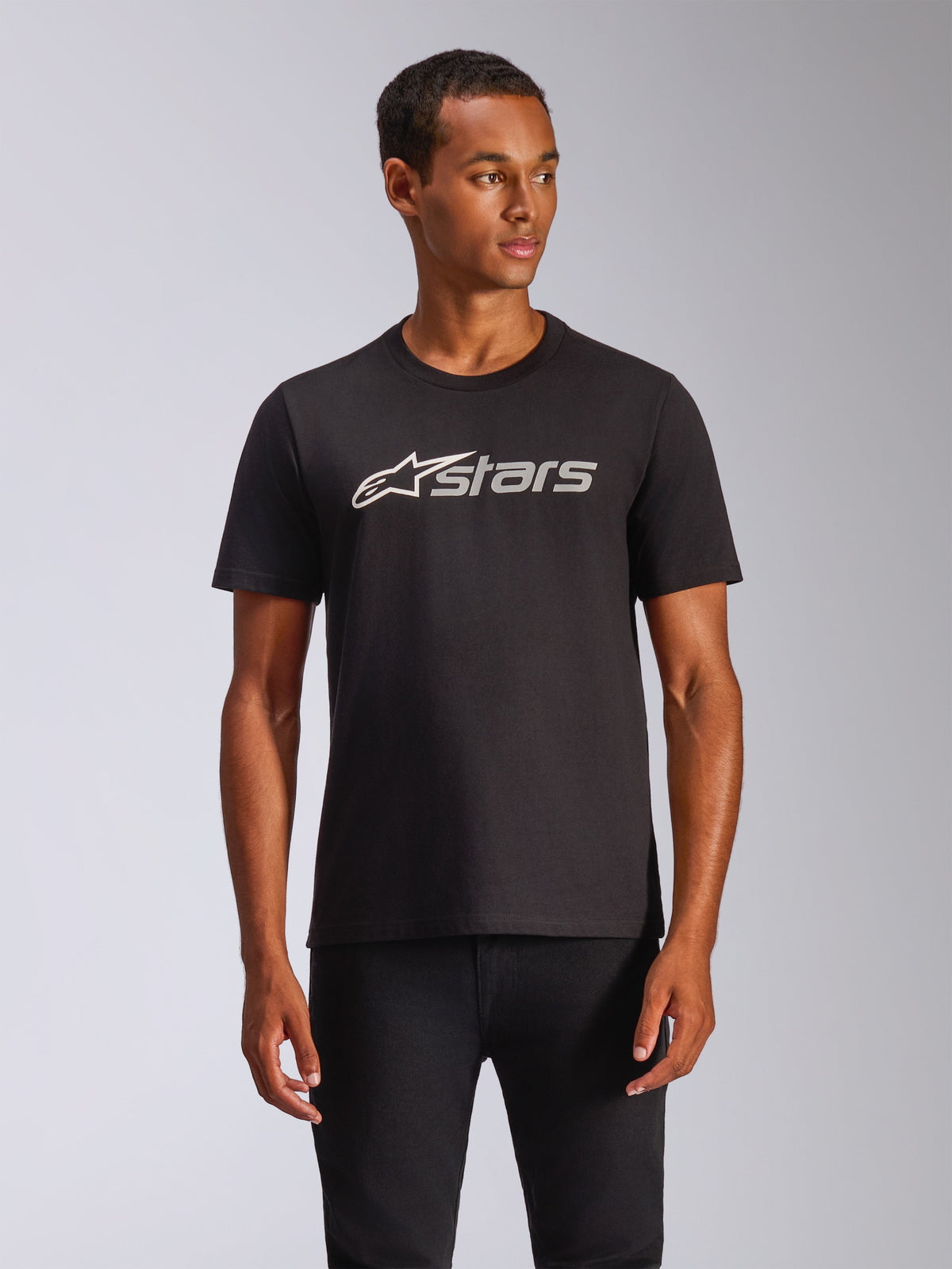 Alpinestars Blaze 2.0 CSF Tee, sort kortærmet t-shirt båret af model, gråt og hvidt Alpinestars-logo på brystet, afslappet motorsport-inspireret streetwear