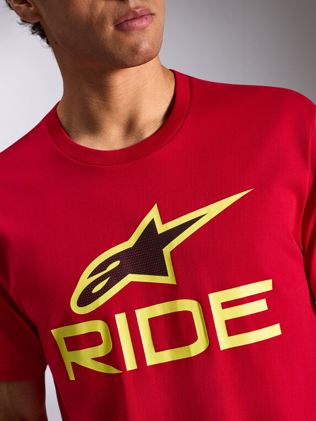 Alpinestars Ride 4.0 CSF Tee, kortærmet t-shirt, rød, frontlogo med sort og neongult Astars-symbol og gul RIDE-tekst, afslappet motorsport-sportstøj