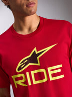 Alpinestars Ride 4.0 CSF Tee, kortærmet t-shirt, rød, frontlogo med sort og neongult Astars-symbol og gul RIDE-tekst, afslappet motorsport-sportstøj