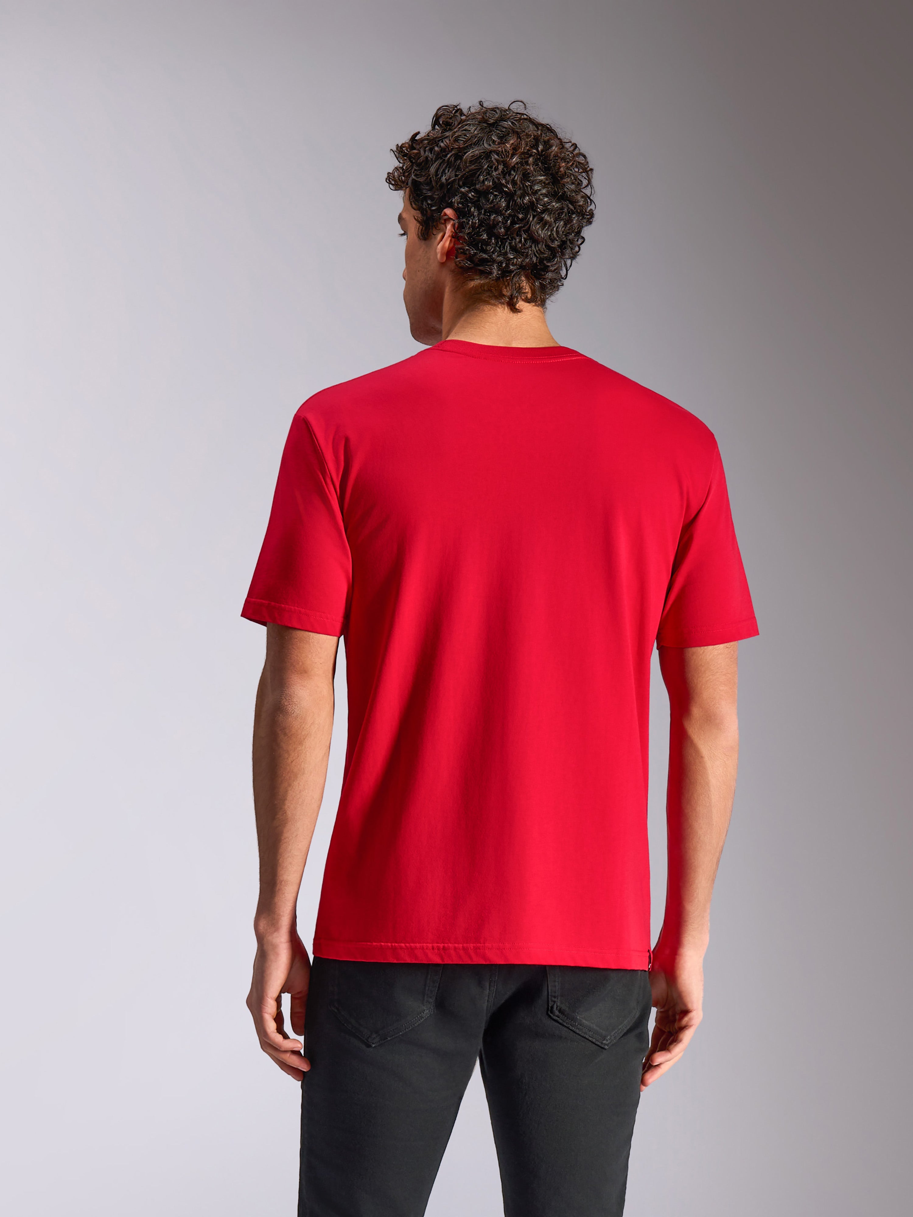 Alpinestars Ride 4.0 CSF Tee, set bagfra, kortærmet t-shirt, rød, afslappet motorsport-inspireret streetwear, båret med sorte bukser