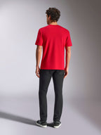 Alpinestars Ride 4.0 CSF Tee, kortærmet t-shirt, rød, set bagfra, båret med sorte bukser og sorte sneakers, casual motorsport-streetwear