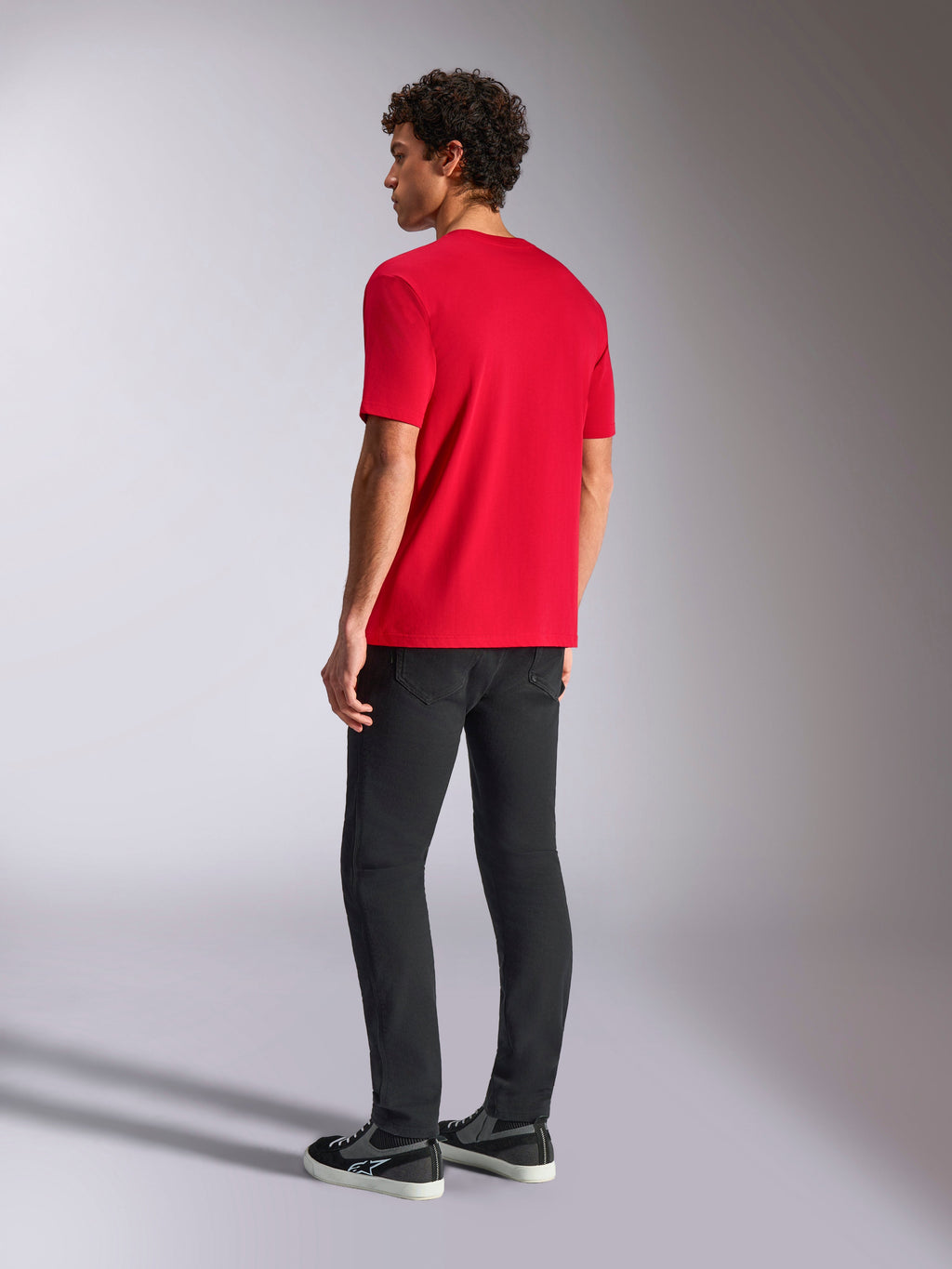 Alpinestars Ride 4.0 CSF Tee, kortærmet t-shirt, rød, set bagfra på model iført sorte bukser og sneakers, casual motorsport streetwear